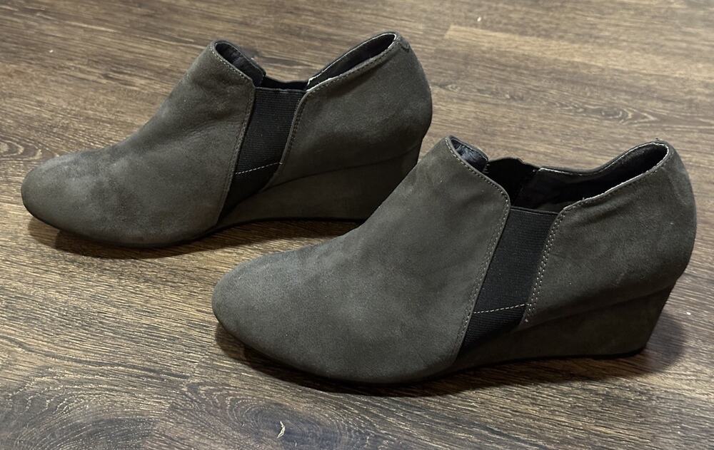 VIONIC Women's Size 8
Stanton Gray Suede Comfort Wedge Ankle Boots Booties